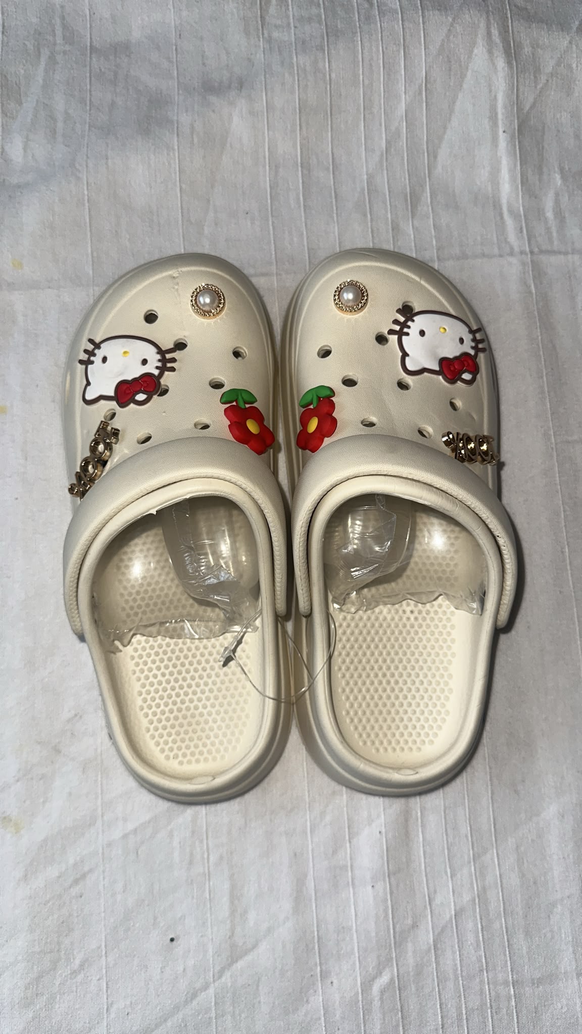 Zuecos infantiles Hello Kitty – Color beige