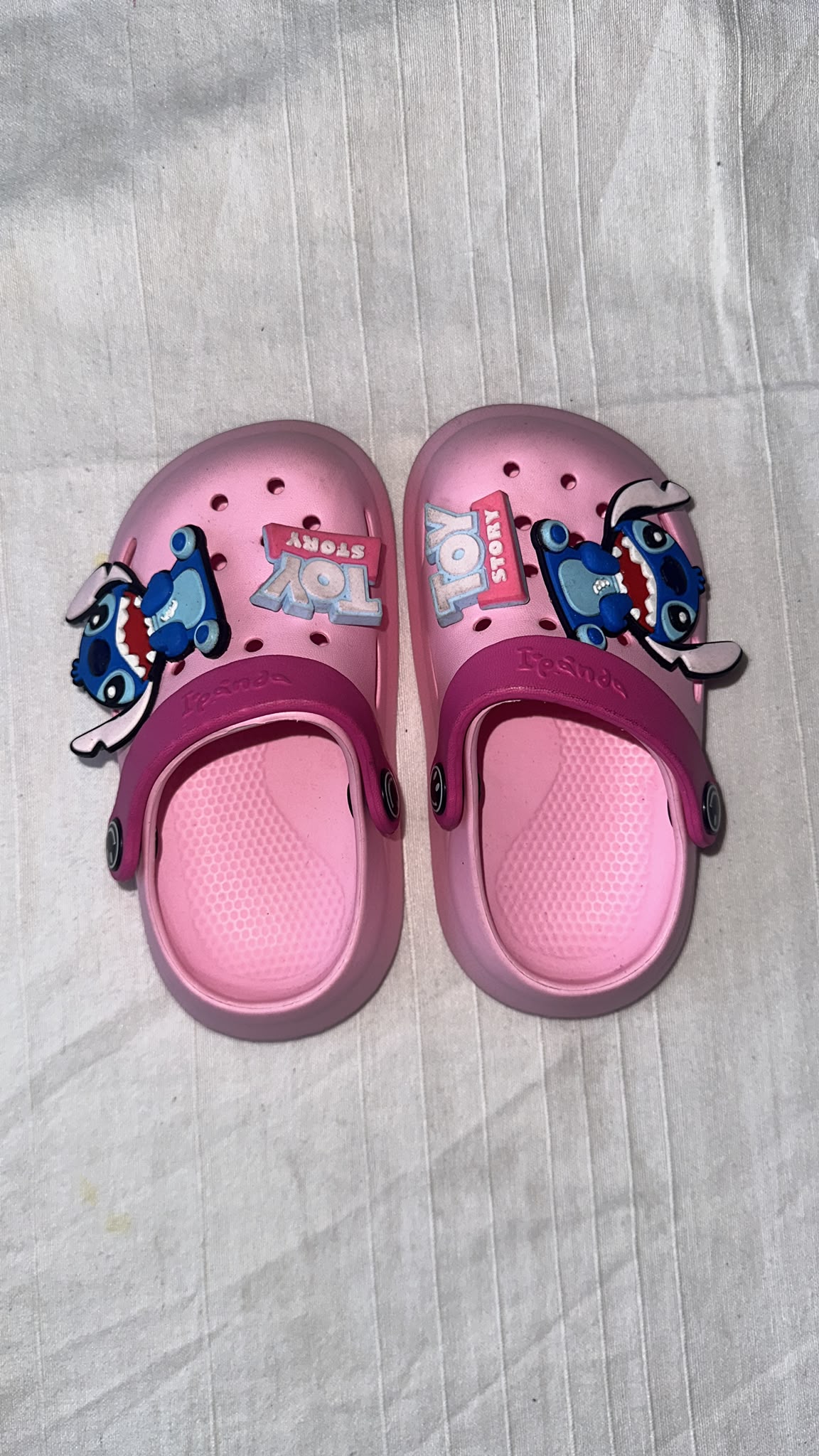 Zuecos infantiles con diseño Stitch Rosa