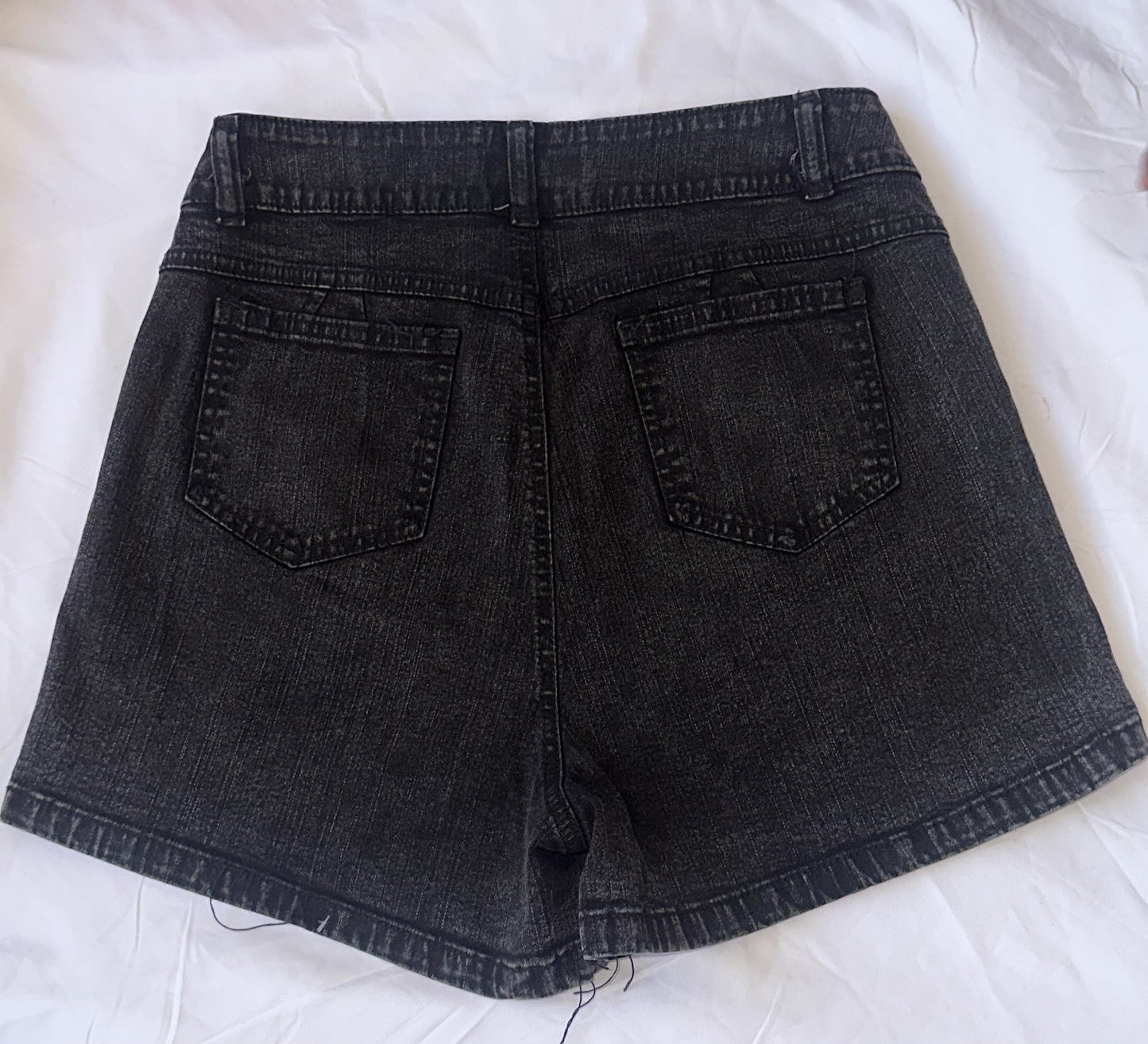 Pantalón corto vaquero negro con flores