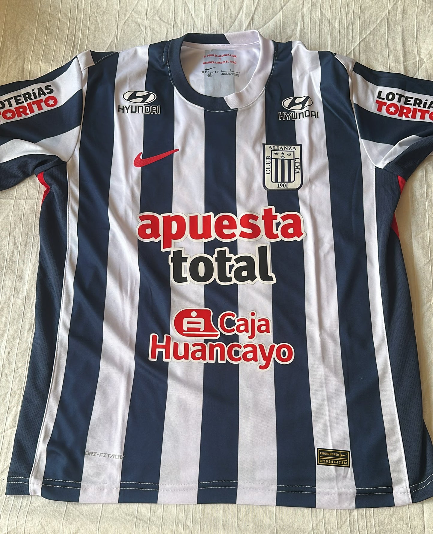 Camiseta deportiva de rayas azul marino y blanco