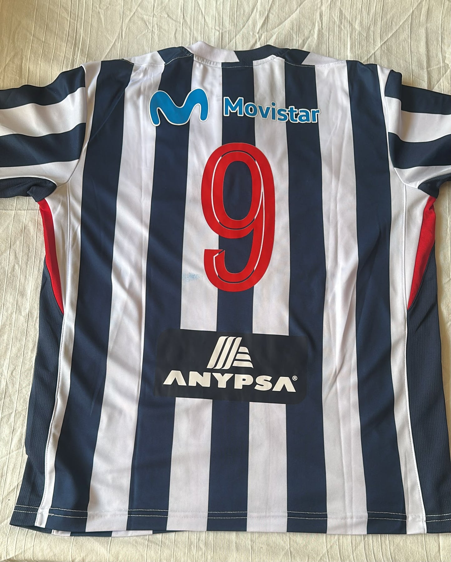Camiseta deportiva de rayas azul marino y blanco