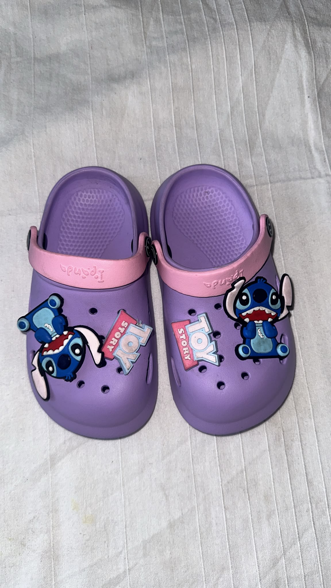 Zuecos infantiles con diseño Stitch Lila