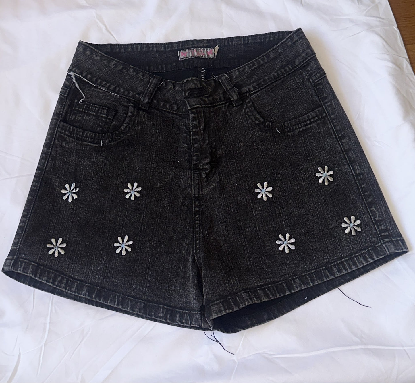 Pantalón corto vaquero negro con flores